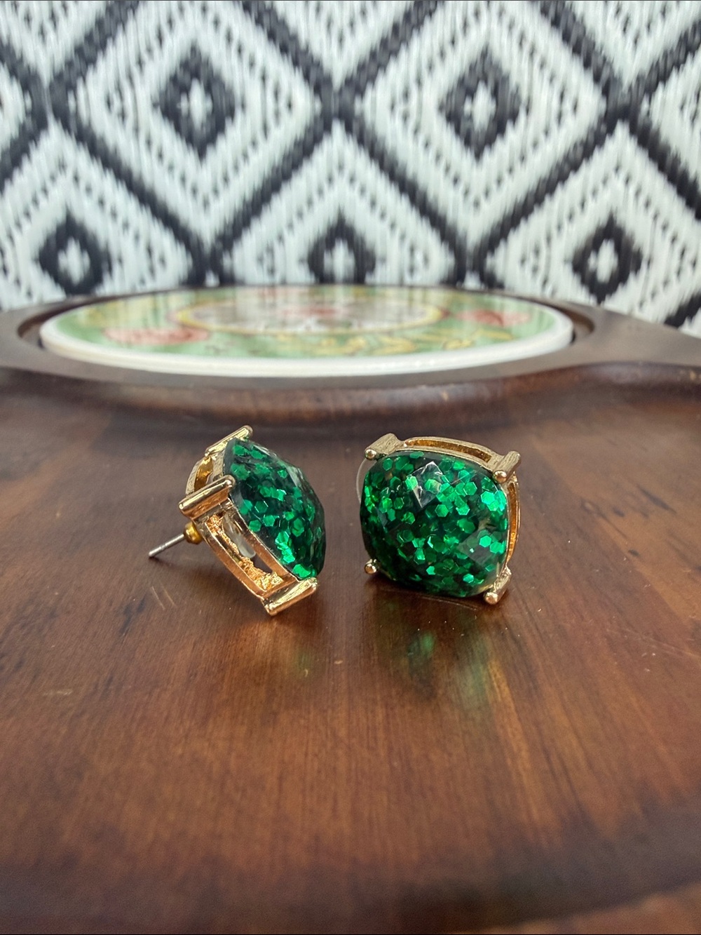Gold-Setting Green Glitter Dome Stud Earrings